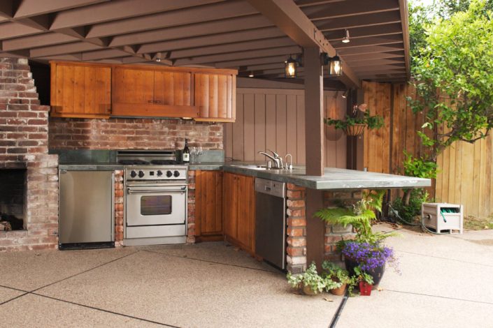Outdoor Kitchen - Breezy Summer Bashes